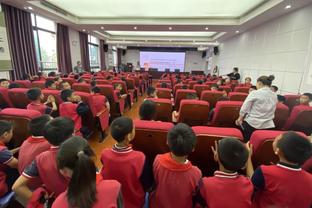 邹阳身穿学士服：清华大学校庆日 很庆幸这次在学校 非常开心